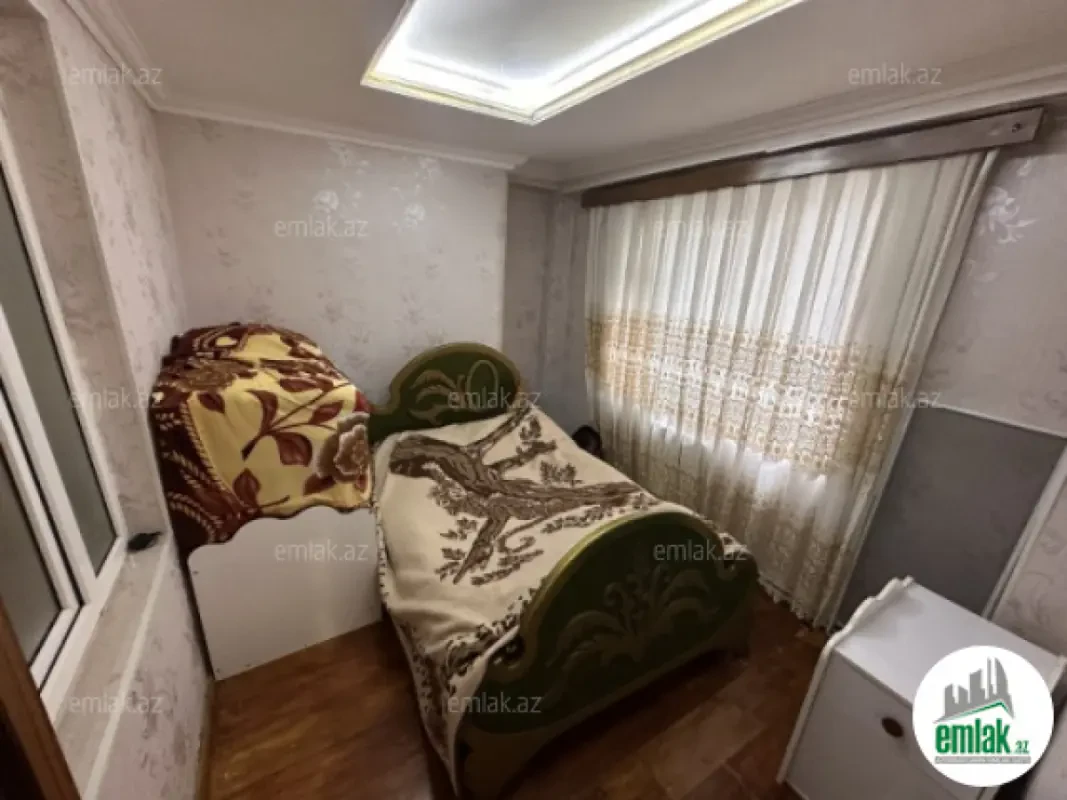 Satılır 4 otaqlı köhnə tikili 140 m²