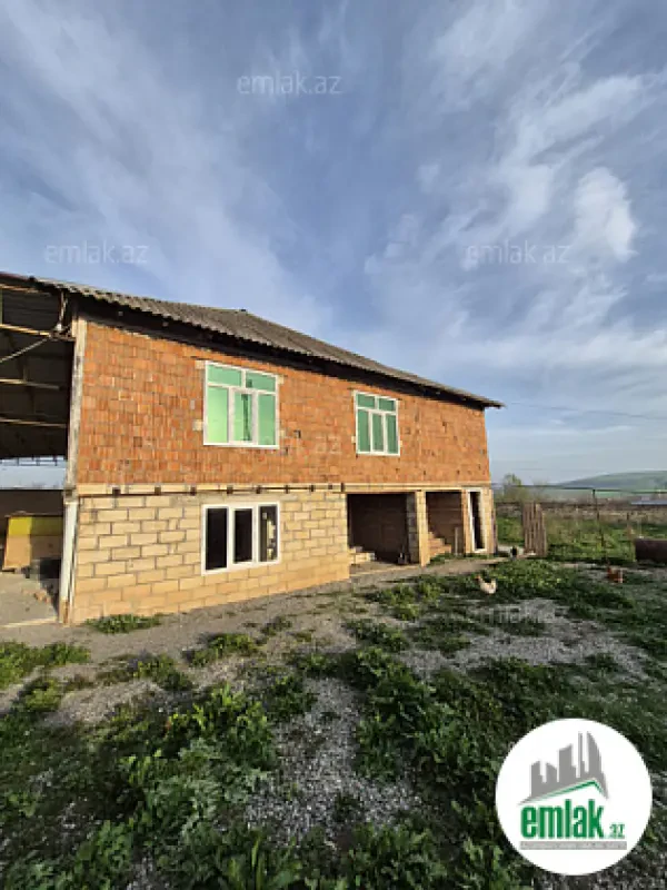 Satılır 4 otaqlı həyət evi 235 m²