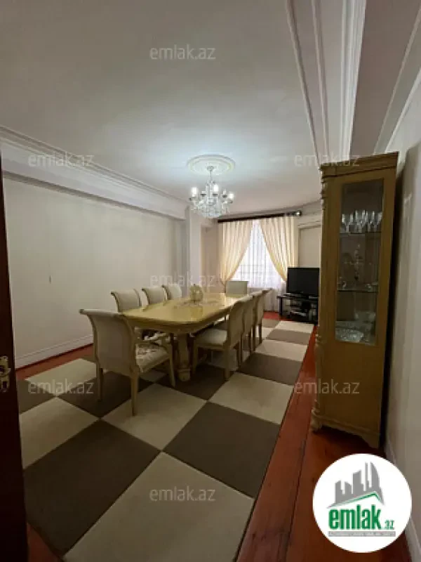 Satılır 4 otaqlı köhnə tikili 130 m²