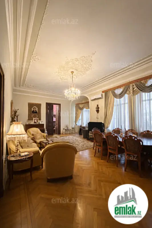 Satılır 5 otaqlı köhnə tikili 210 m²