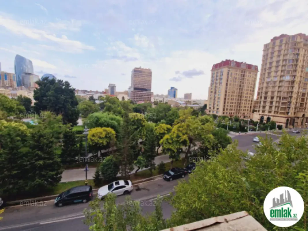 Satılır 8 otaqlı köhnə tikili 280 m²