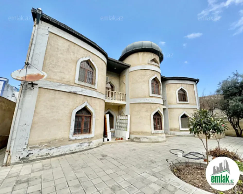 Satılır 8 otaqlı həyət evi 340 m²