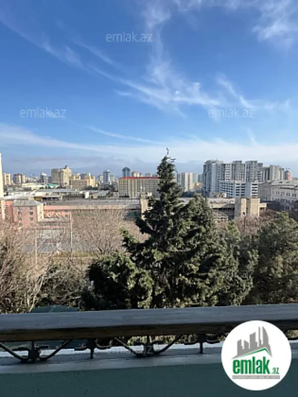 Satılır 4 otaqlı köhnə tikili 130 m²