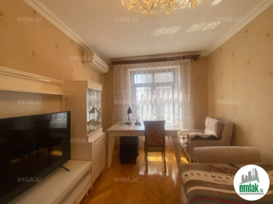 Satılır 4 otaqlı köhnə tikili 110 m²