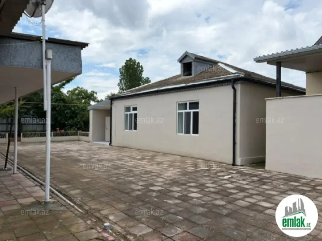 Satılır 5 otaqlı mənzil 200 m²
