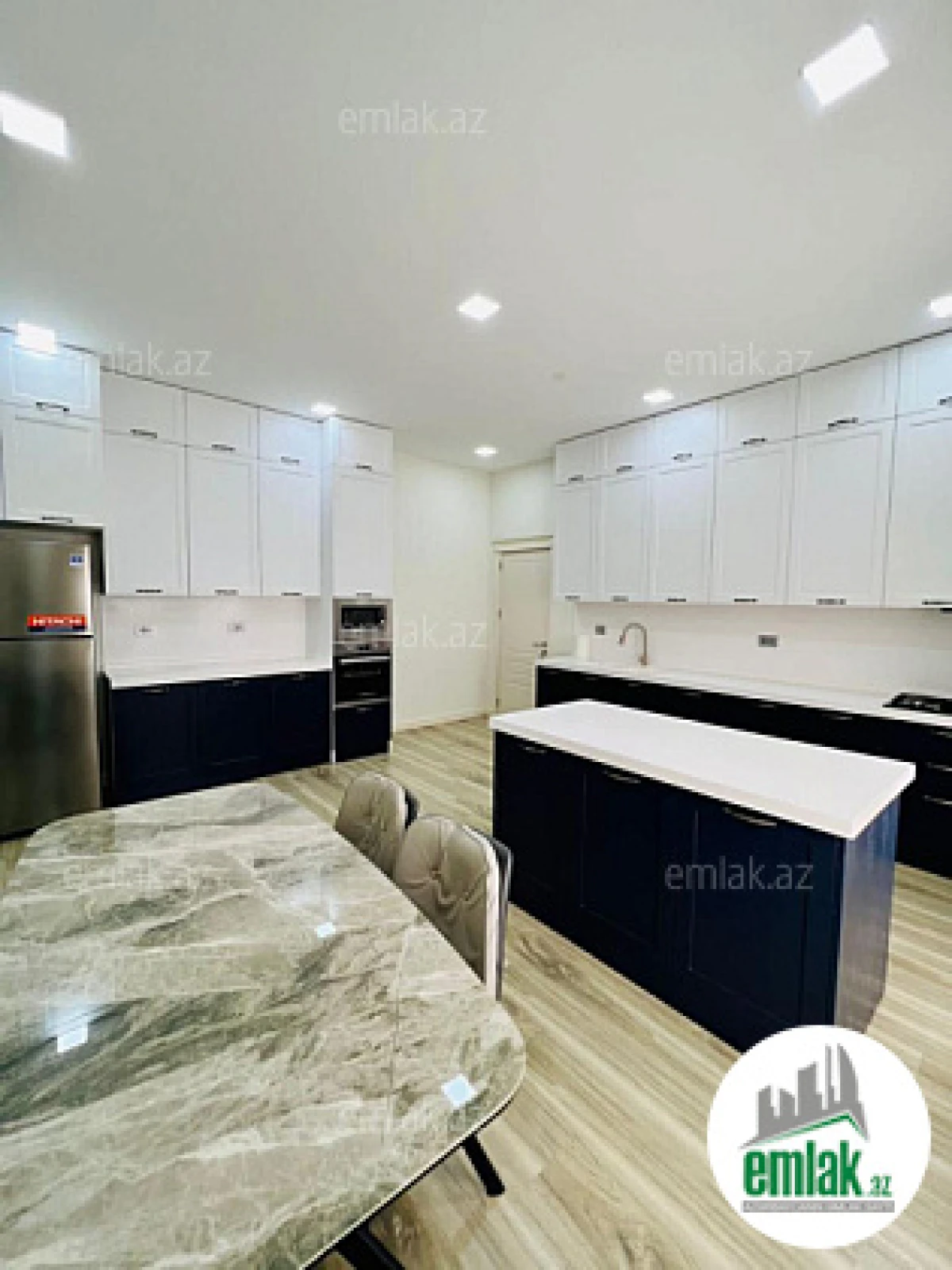 Satılır 6 otaqlı mənzil 280 m²