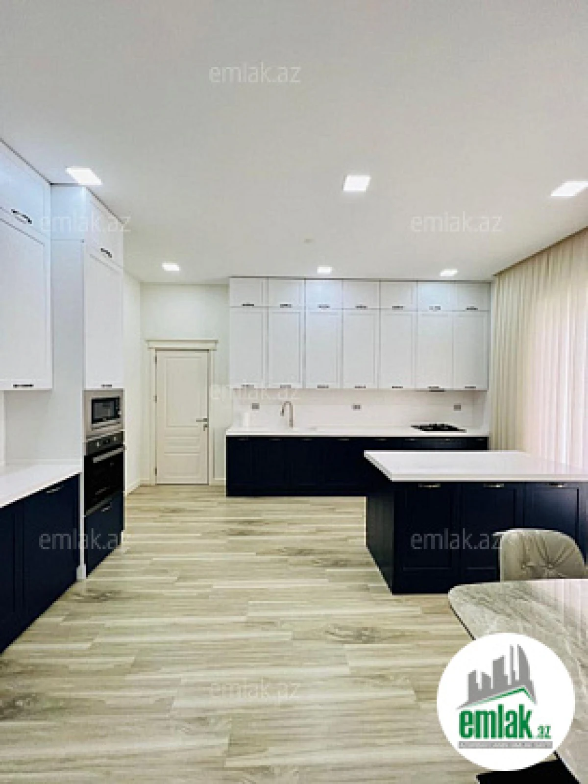 Satılır 6 otaqlı mənzil 280 m²