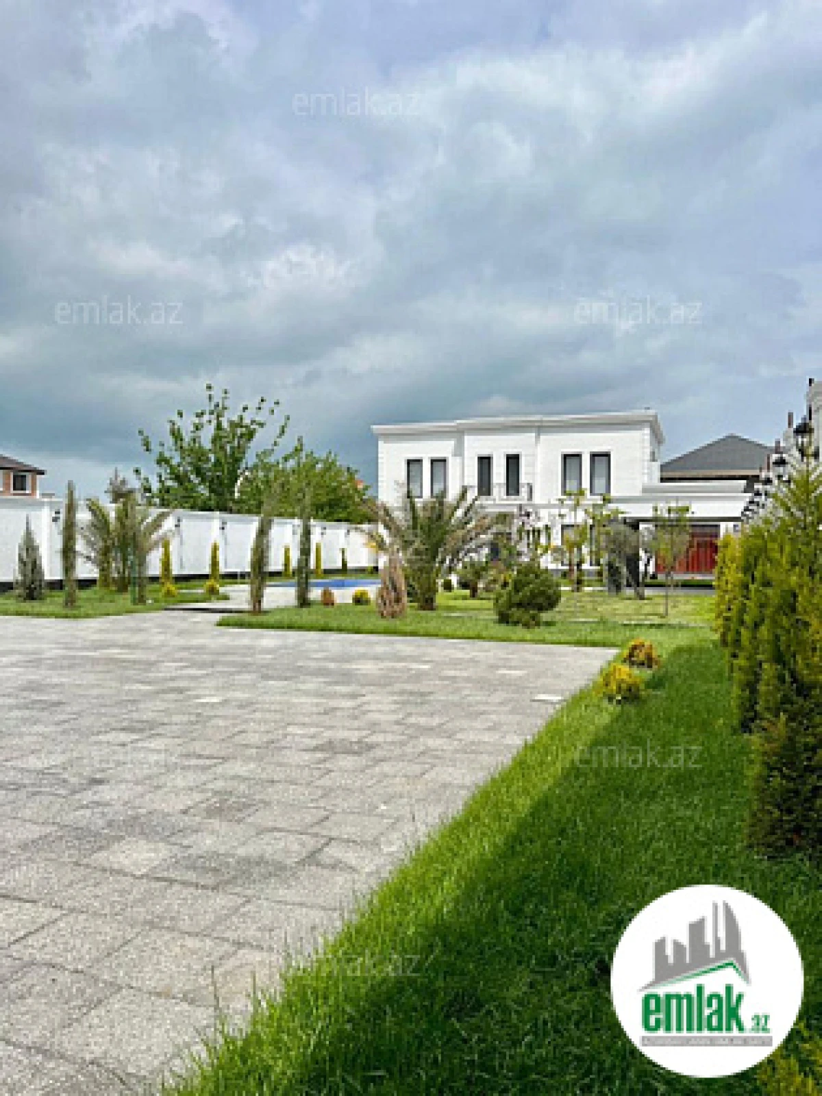 Satılır 6 otaqlı mənzil 280 m²