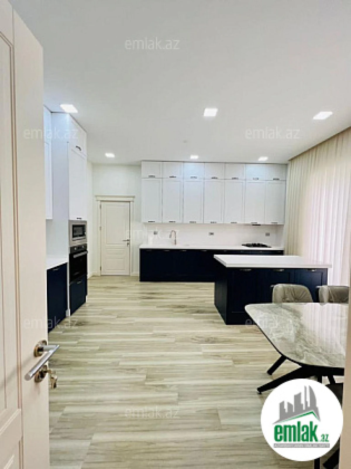 Satılır 6 otaqlı mənzil 280 m²