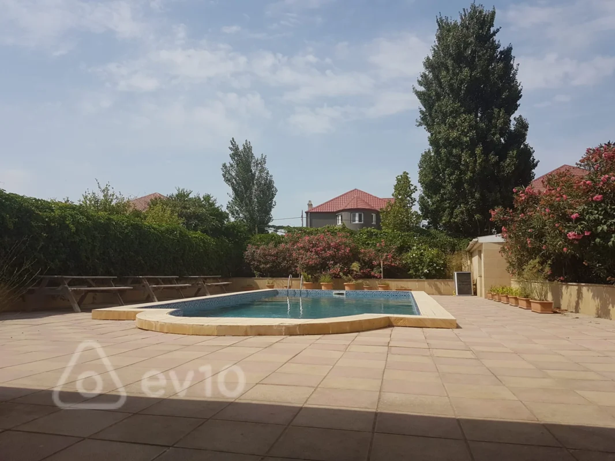 Satılır 8 otaqlı həyət evi 500 m²