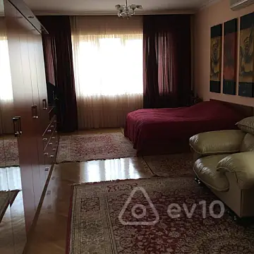 Satılır 8 otaqlı həyət evi 500 m²