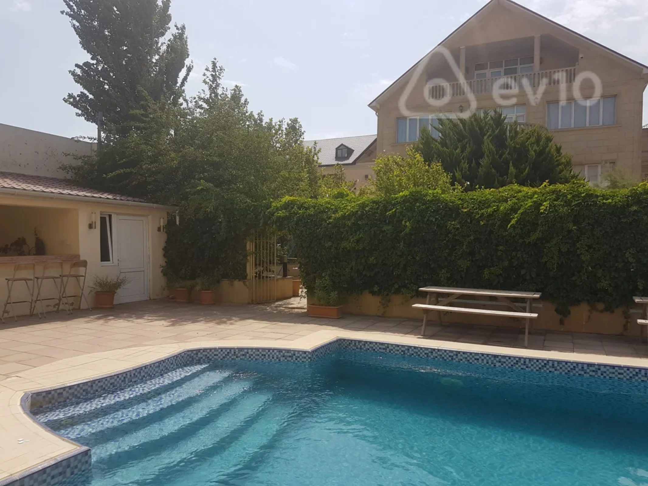 Satılır 8 otaqlı həyət evi 500 m²