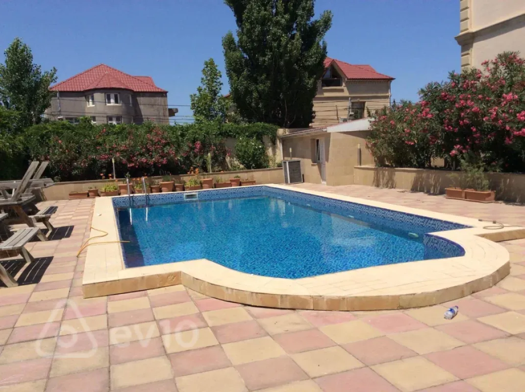 Satılır 8 otaqlı həyət evi 500 m²