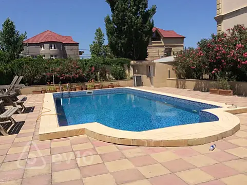 Satılır 8 otaqlı həyət evi 500 m²