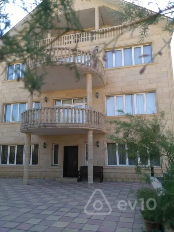 Satılır 8 otaqlı həyət evi 500 m²