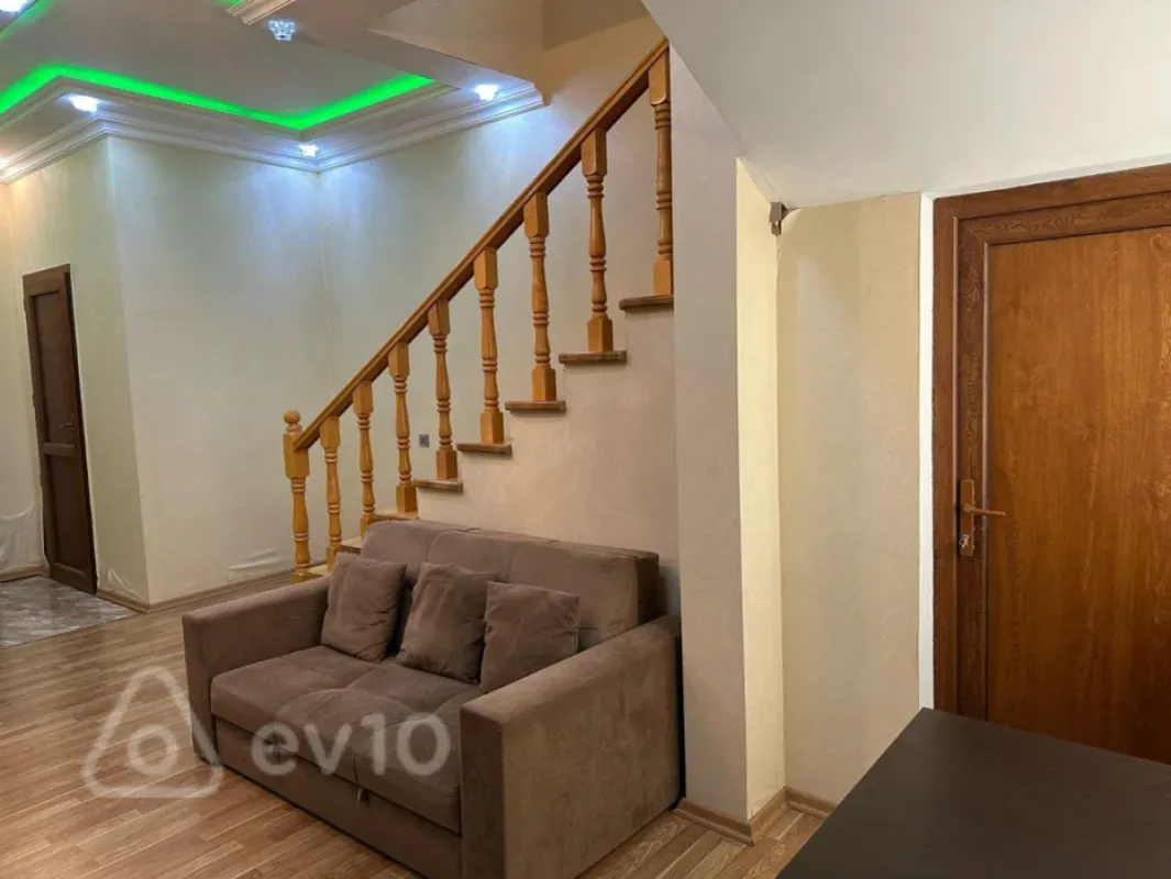Satılır 5 otaqlı həyət evi 200 m²
