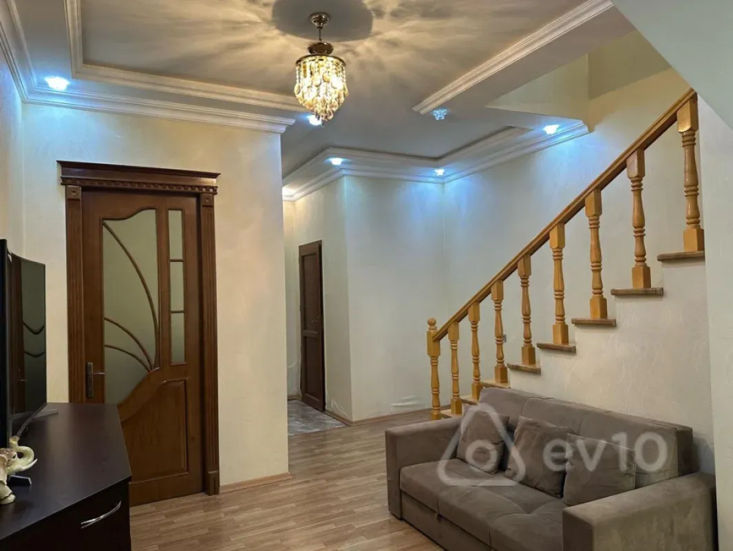 Satılır 5 otaqlı həyət evi 200 m²