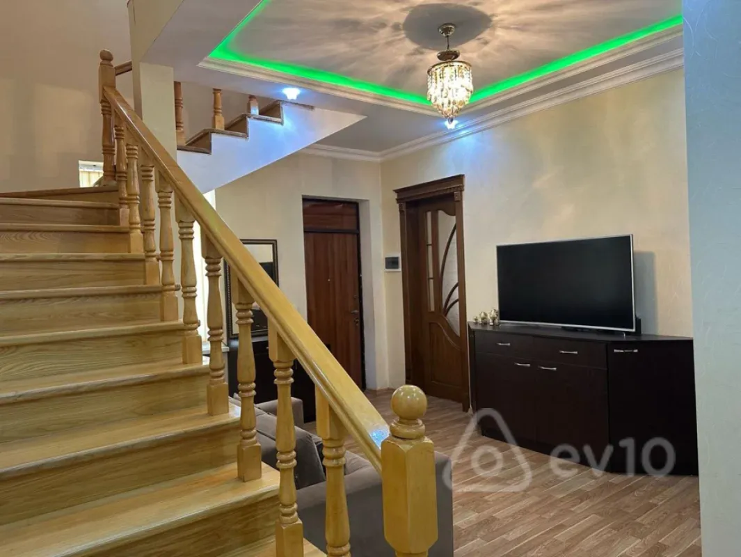 Satılır 5 otaqlı həyət evi 200 m²