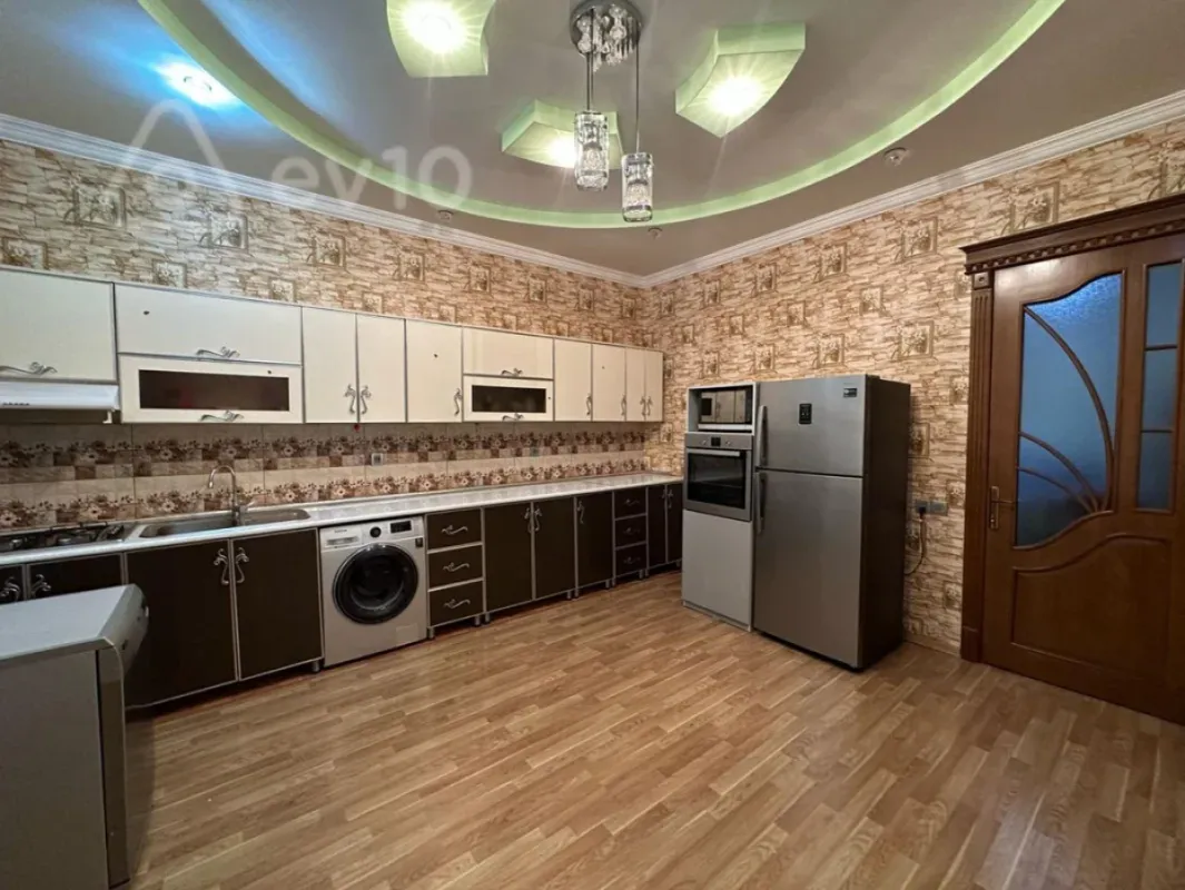Satılır 5 otaqlı həyət evi 200 m²