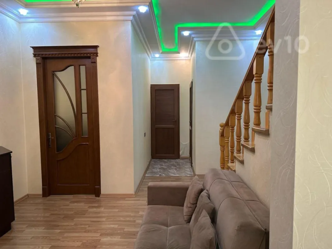 Satılır 5 otaqlı həyət evi 200 m²
