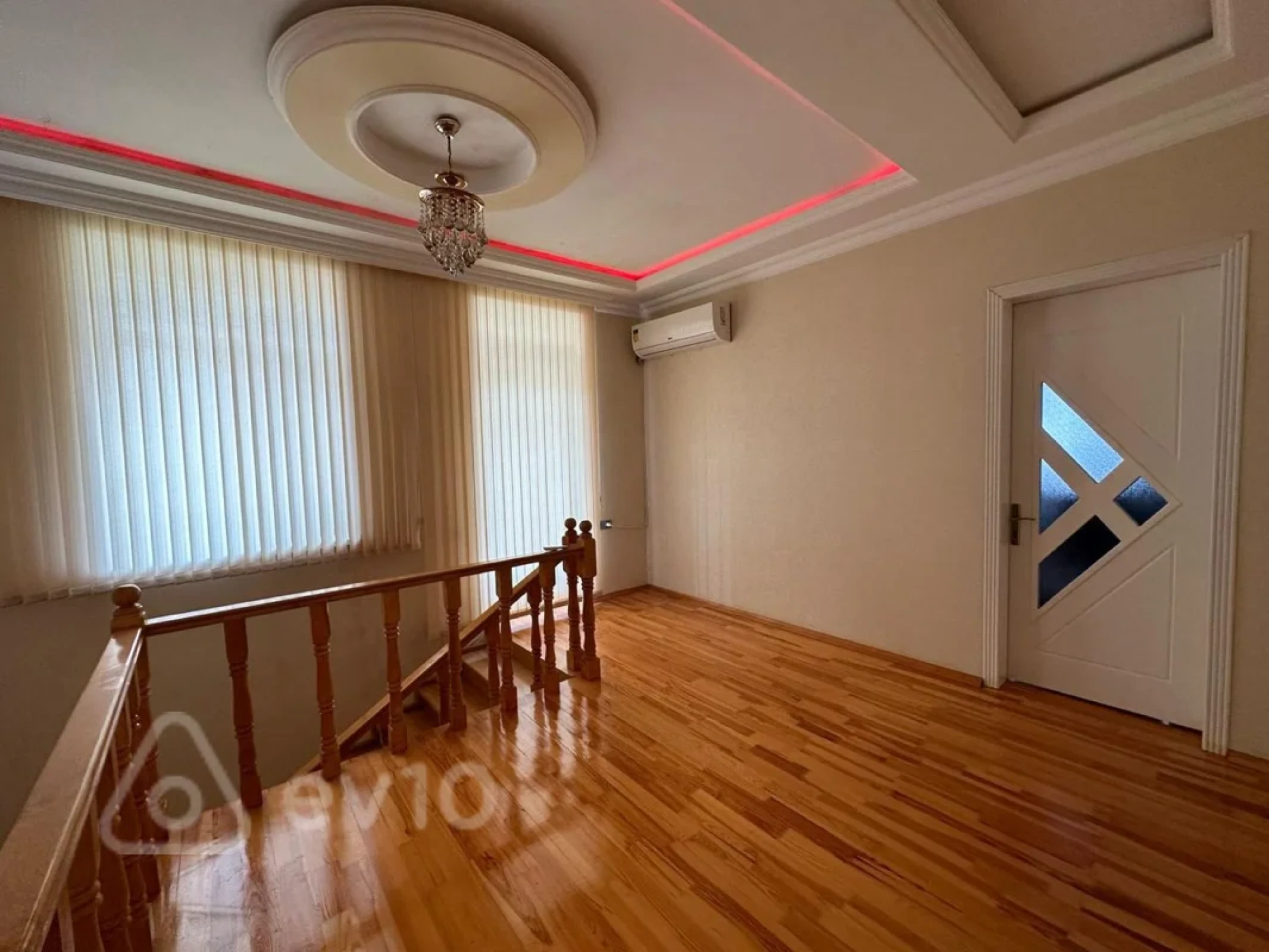 Satılır 5 otaqlı həyət evi 200 m²