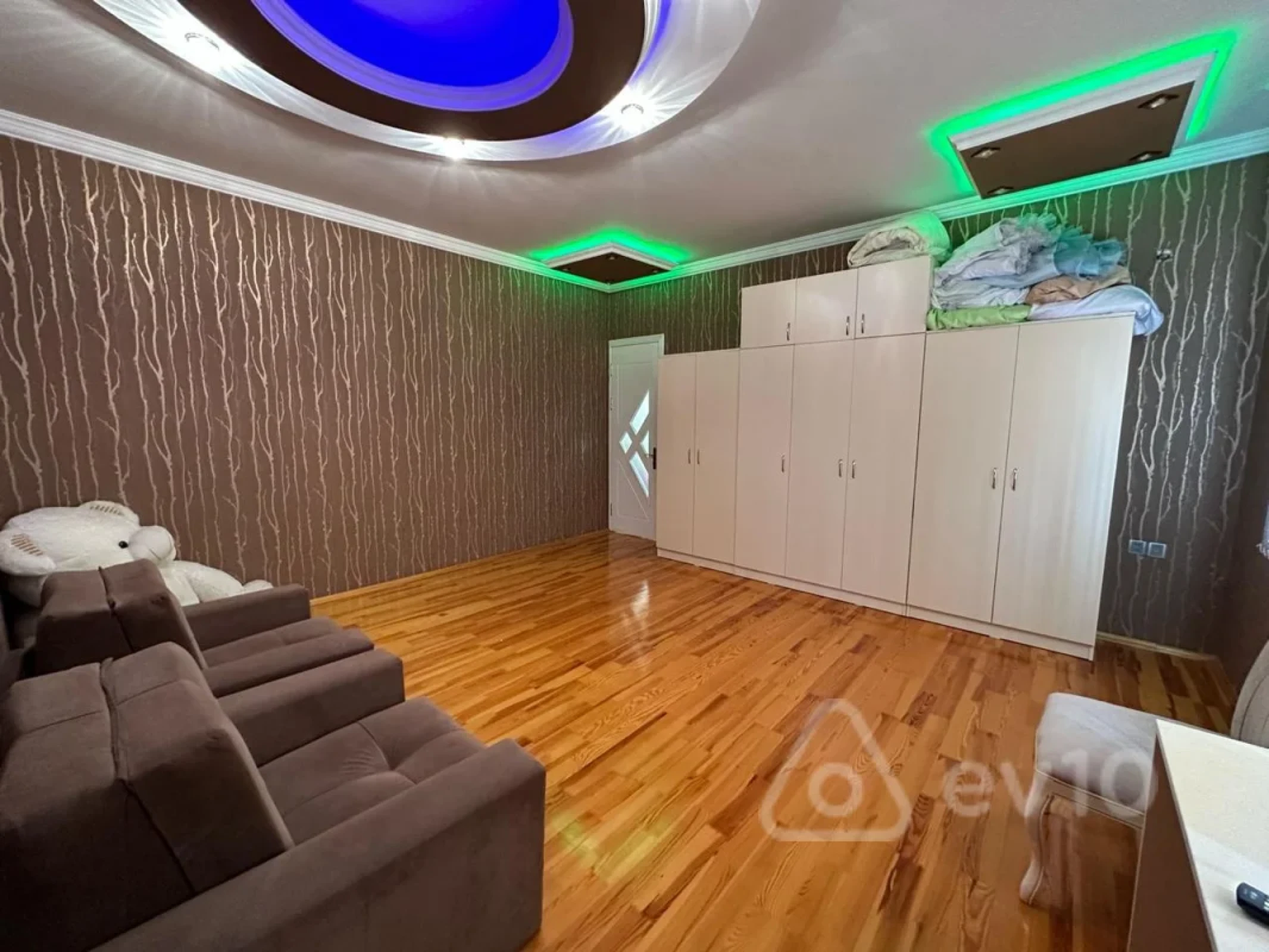 Satılır 5 otaqlı həyət evi 200 m²