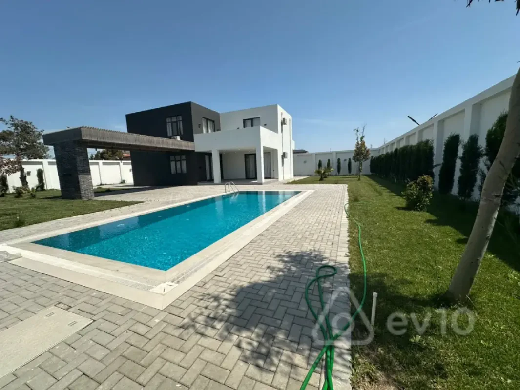 Satılır 5 otaqlı həyət evi 300 m²