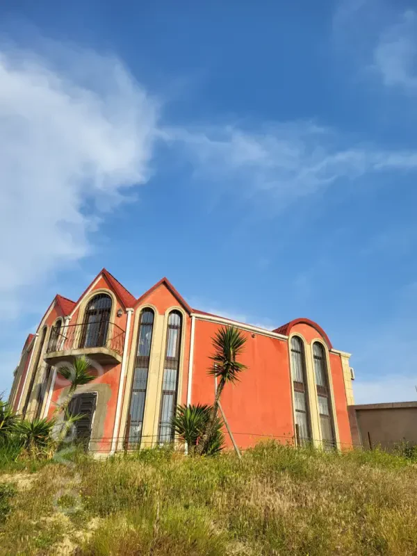 Satılır 5 otaqlı həyət evi 300 m²