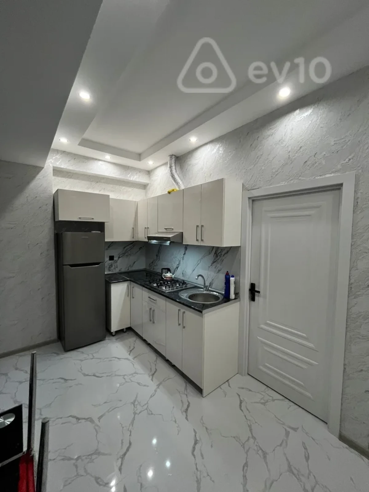 Kirayə verilir 2 otaqlı yeni tikili 54 m²