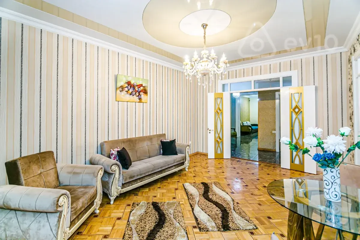Kirayə verilir 4 otaqlı köhnə tikili 170 m²