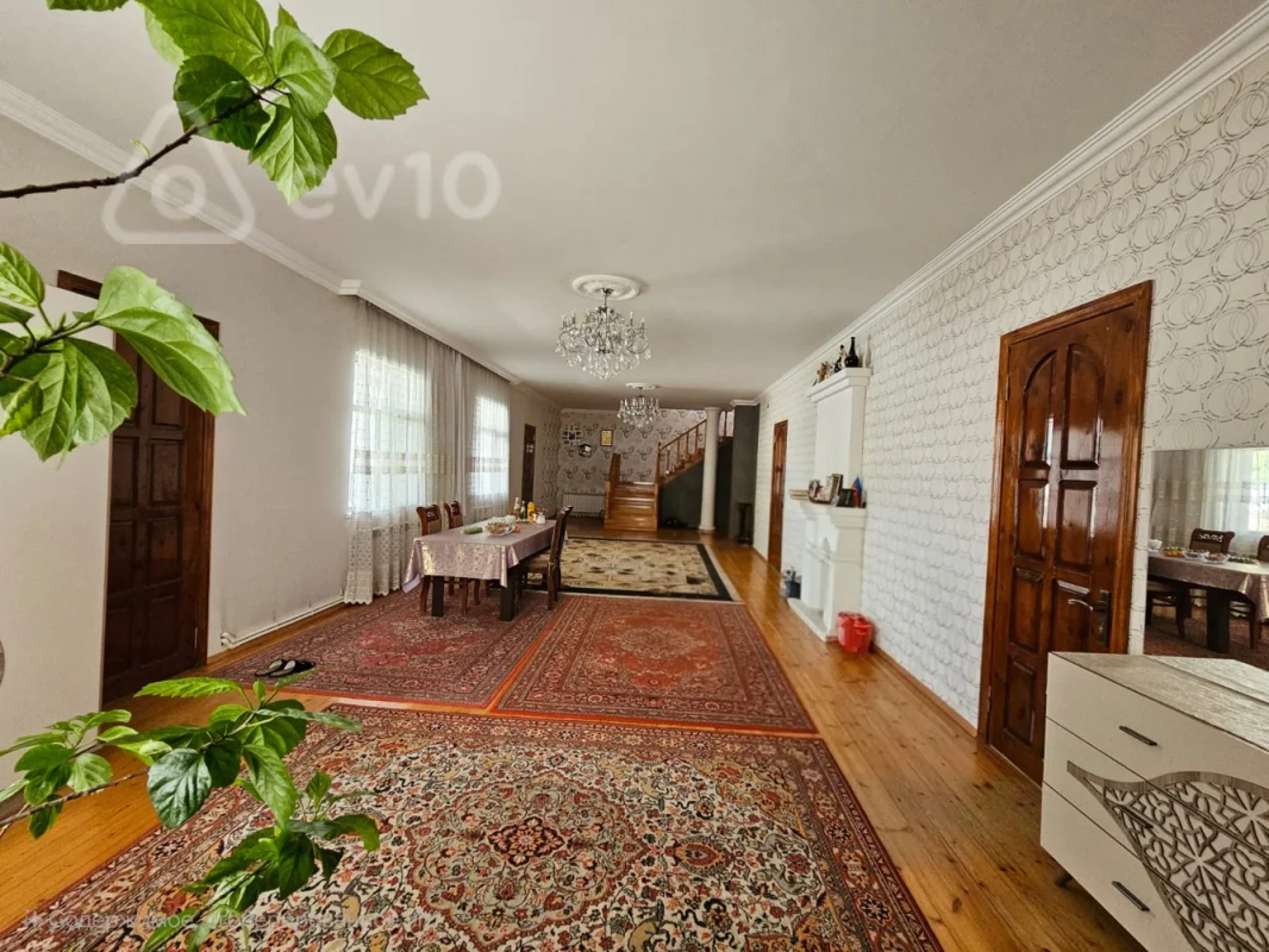 Satılır 8 otaqlı həyət evi 360 m²