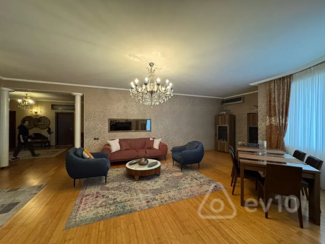 Satılır 4 otaqlı yeni tikili 200 m²