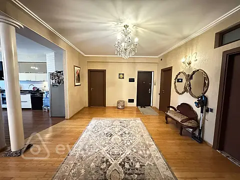 Satılır 4 otaqlı yeni tikili 200 m²