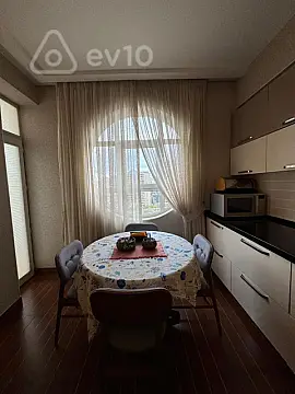 Satılır 4 otaqlı yeni tikili 200 m²