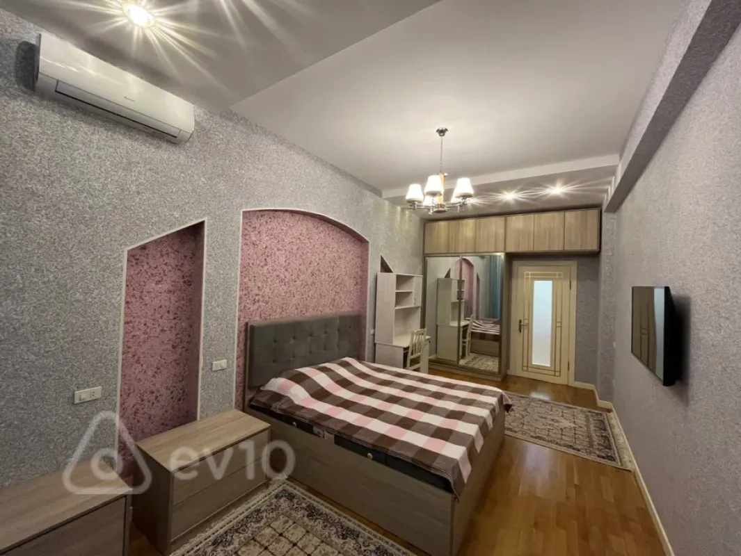 Kirayə verilir 4 otaqlı yeni tikili 240 m²