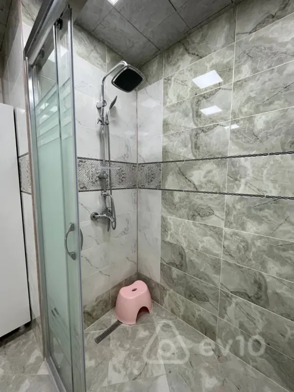 Kirayə verilir 4 otaqlı yeni tikili 240 m²