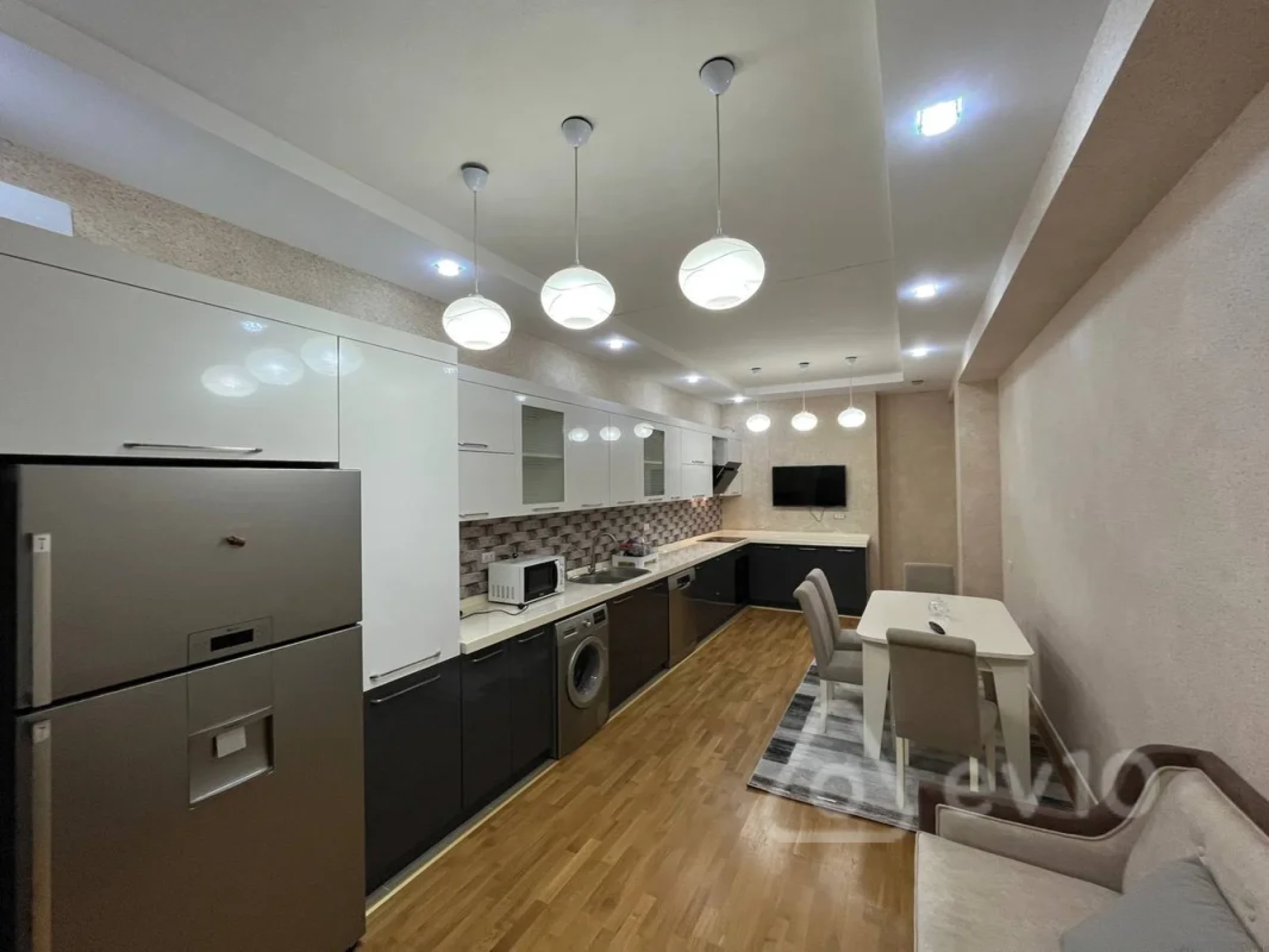 Kirayə verilir 4 otaqlı yeni tikili 240 m²