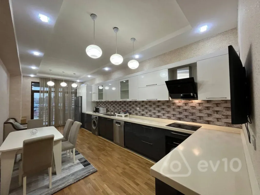 Kirayə verilir 4 otaqlı yeni tikili 240 m²