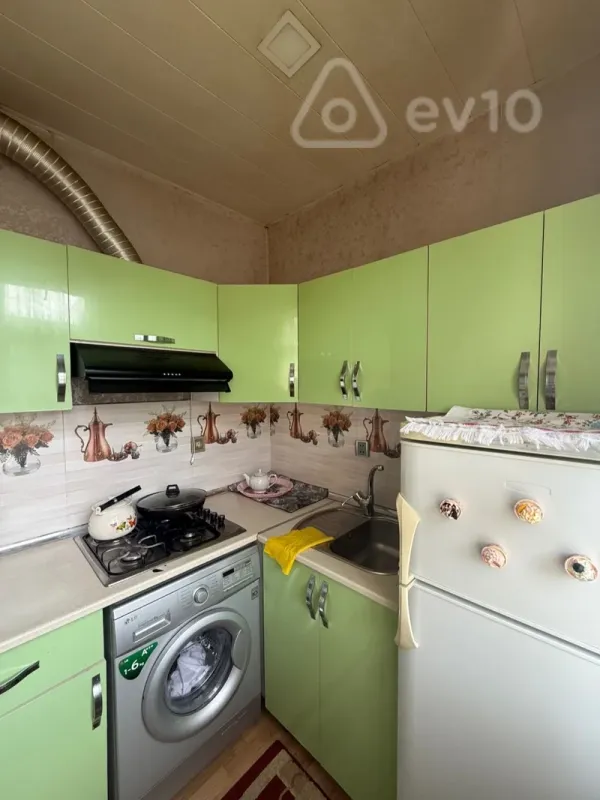 Kirayə verilir 2 otaqlı köhnə tikili 65 m²