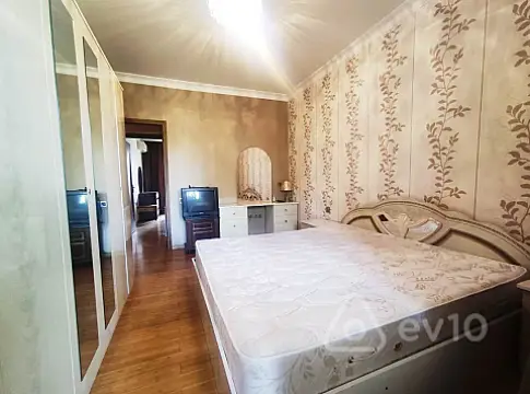 Satılır 5 otaqlı köhnə tikili 125 m²