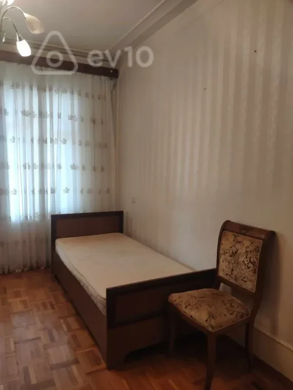 Kirayə verilir 4 otaqlı köhnə tikili 90 m²