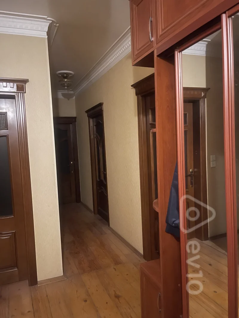 Kirayə verilir 4 otaqlı köhnə tikili 140 m² — Bakı, Nizami 4 otaq 140.00 m²