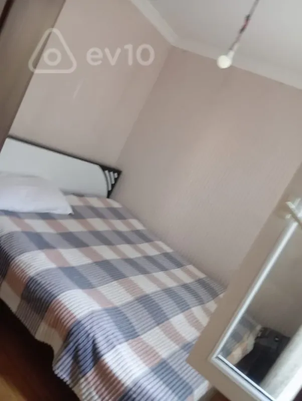 Kirayə verilir 2 otaqlı köhnə tikili 65 m²