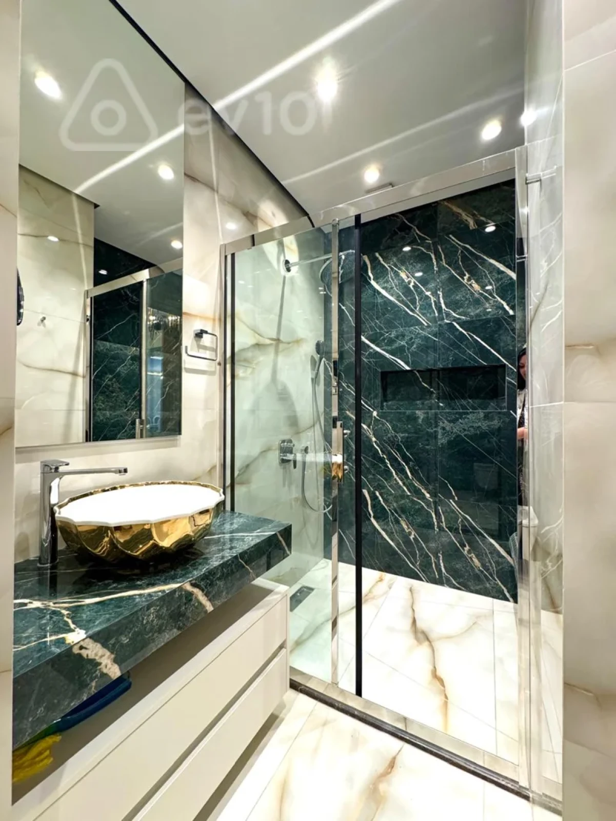 Kirayə verilir 5 otaqlı yeni tikili 275 m²