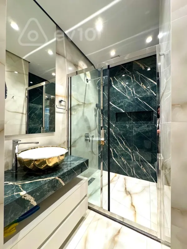 Kirayə verilir 5 otaqlı yeni tikili 275 m²