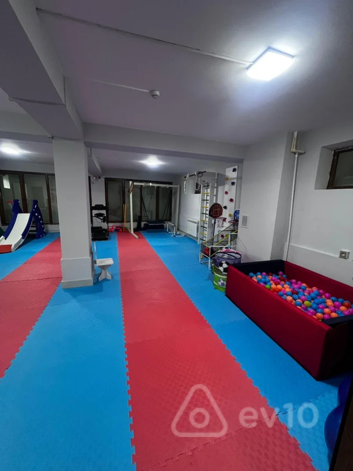 Kirayə verilir mənzil 1100 m²