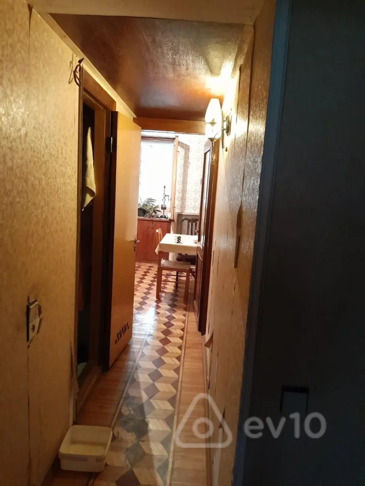 Satılır 5 otaqlı köhnə tikili 100 m²