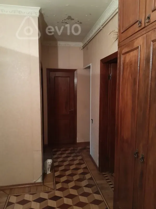 Satılır 5 otaqlı köhnə tikili 100 m²