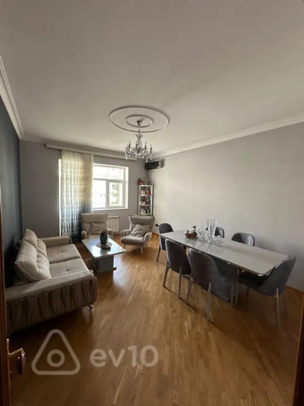 Kirayə verilir 4 otaqlı köhnə tikili 120 m²