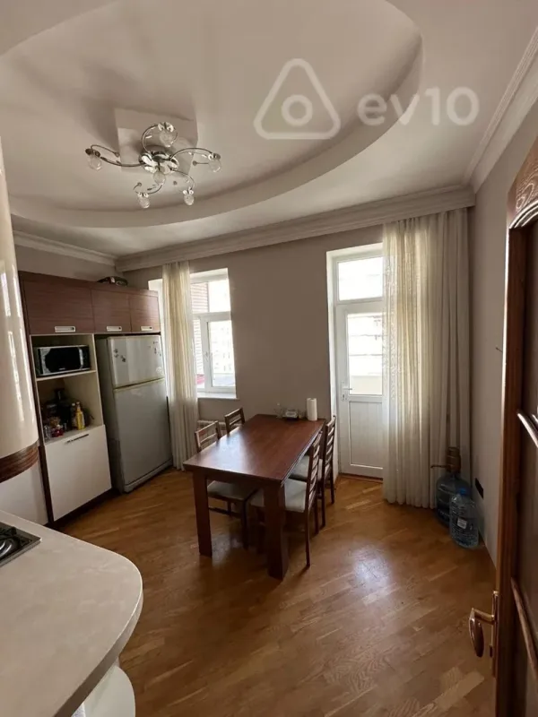 Kirayə verilir 4 otaqlı köhnə tikili 120 m²